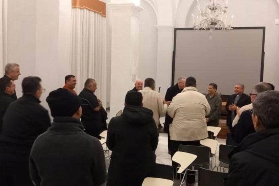 Monseñor Rolando Álvarez junto al obispo Isidoro Mora y demás religiosos desterrados en Roma. Foto: Redes sociales.