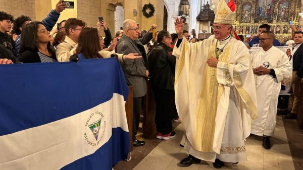 Monseñor Silvio Báez celebra eucaristía con la comunidad nicaragüense de Los Ángeles, EEUU, el 6 de enero de 2024. Foto: Redes sociales de monseñor Silvio Báez.