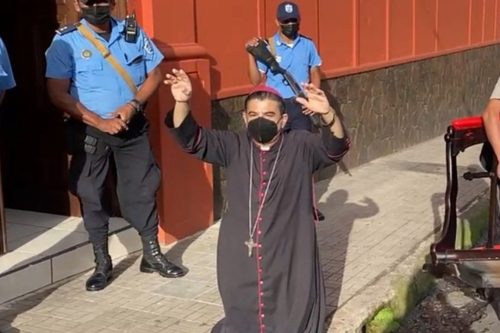 Asedio policial contra monseñor Rolando Álvarez en la Curia Episcopal de Matagalpa el 4 de agosto de 2022. Foto: Captura de pantalla.