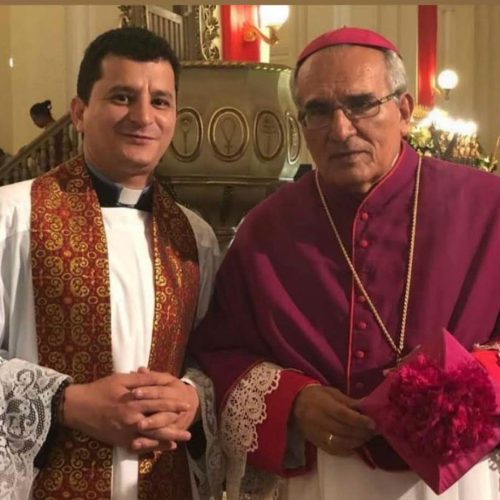 Sacerdote Bernardo Moncada junto al fallecido obispo emérito de León, monseñor Bosco Vivas. Foto: Redes sociales del padre Bernardo Moncada.