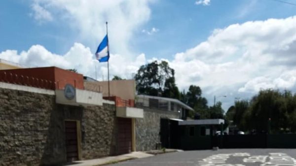 Nicaragüenses en el “desamparo” tras el cierre de consulados