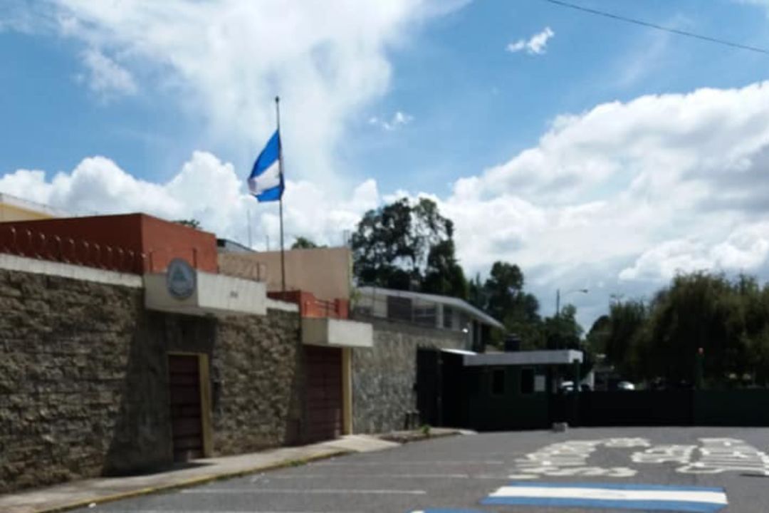 Nicaragüenses en el “desamparo” tras el cierre de consulados