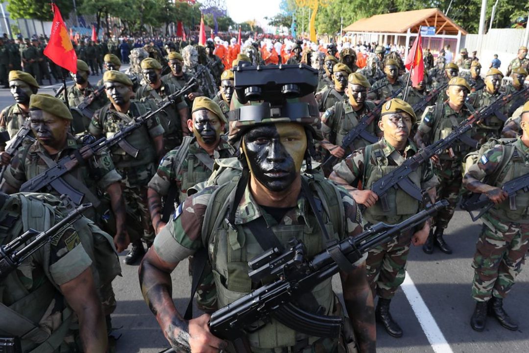 Restricciones de armas son “irrelevantes”, a menos que sea un aviso de próximas sanciones al Ejército, explican analistas