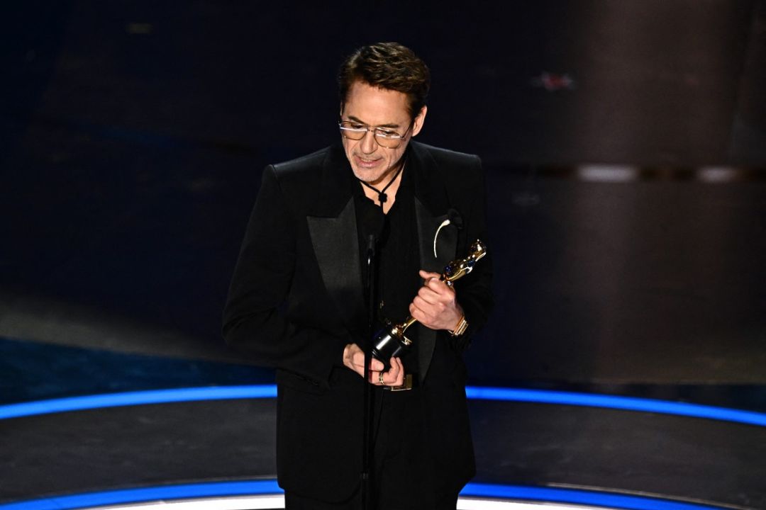 El actor estadounidense Robert Downey Jr. acepta el premio al Mejor Actor de Reparto por "Oppenheimer". Foto: AFP.
