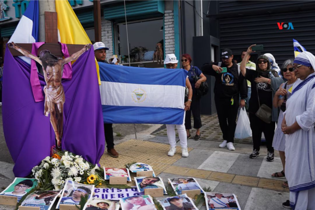 Nicaragüenses en el exilio denuncian con su viacrucis la "persecución cruel" de Ortega contra la Iglesia