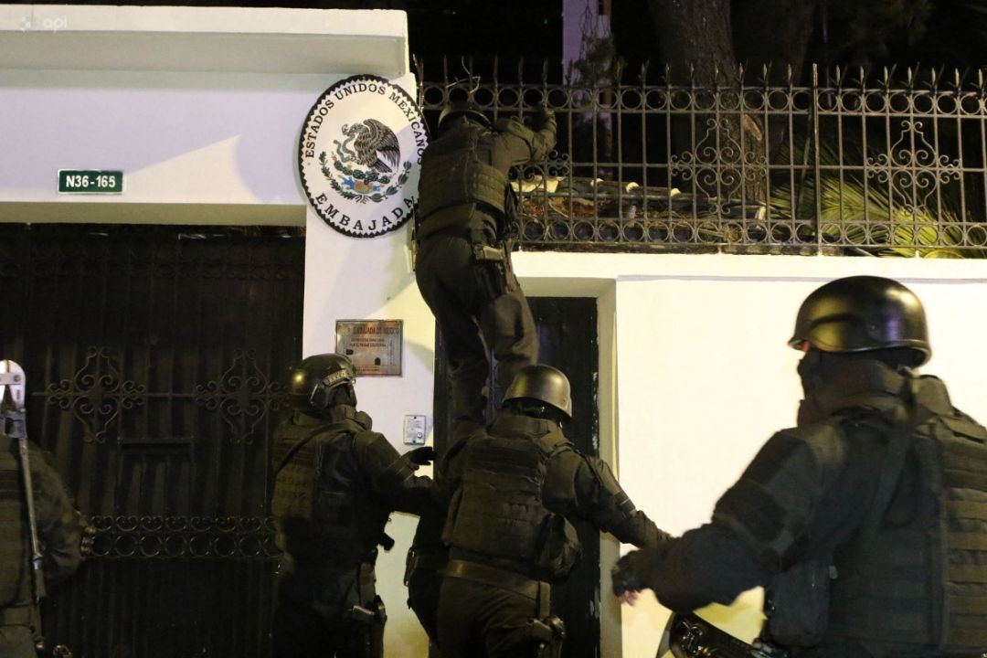Gobiernos de Latinoamérica apoyan a México tras asalto a su embajada en Quito
