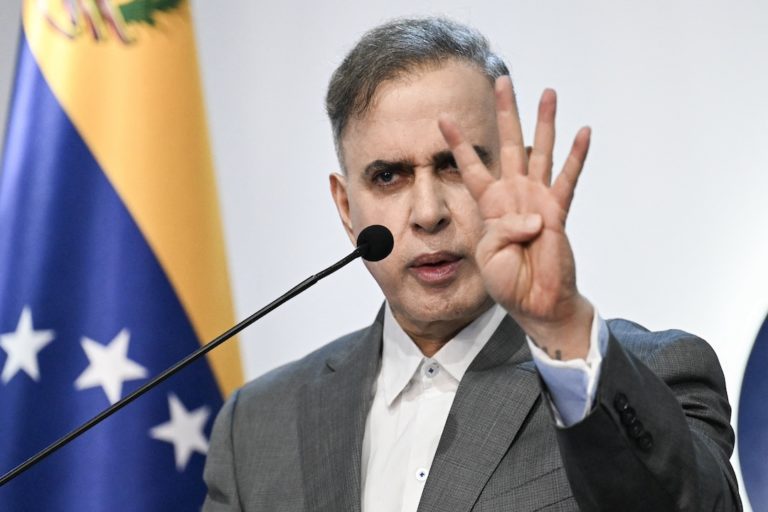 Venezuela reacciona a la orden de captura argentina contra Maduro ...