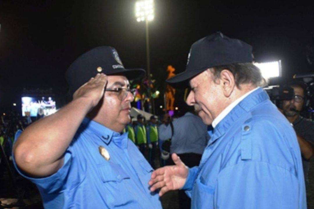 El nuevo comisionado general Abel Herrera Castillo, que ascendió Ortega durante el 45 aniversario de la Policía.