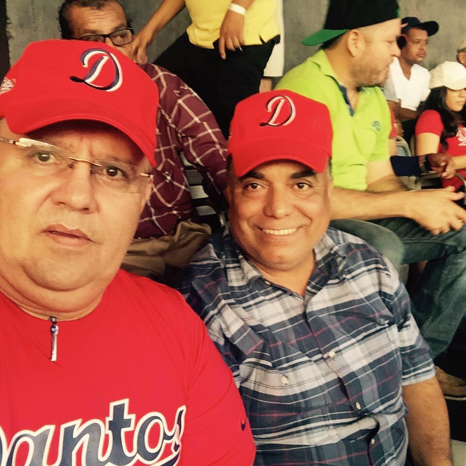 Félix José Palacios Bragg y Marvin Antonio Briceño Rivas, en un estadio de Nicaragua viendo un juego de Los Dantos, equipo de béisbol del Ejército. 