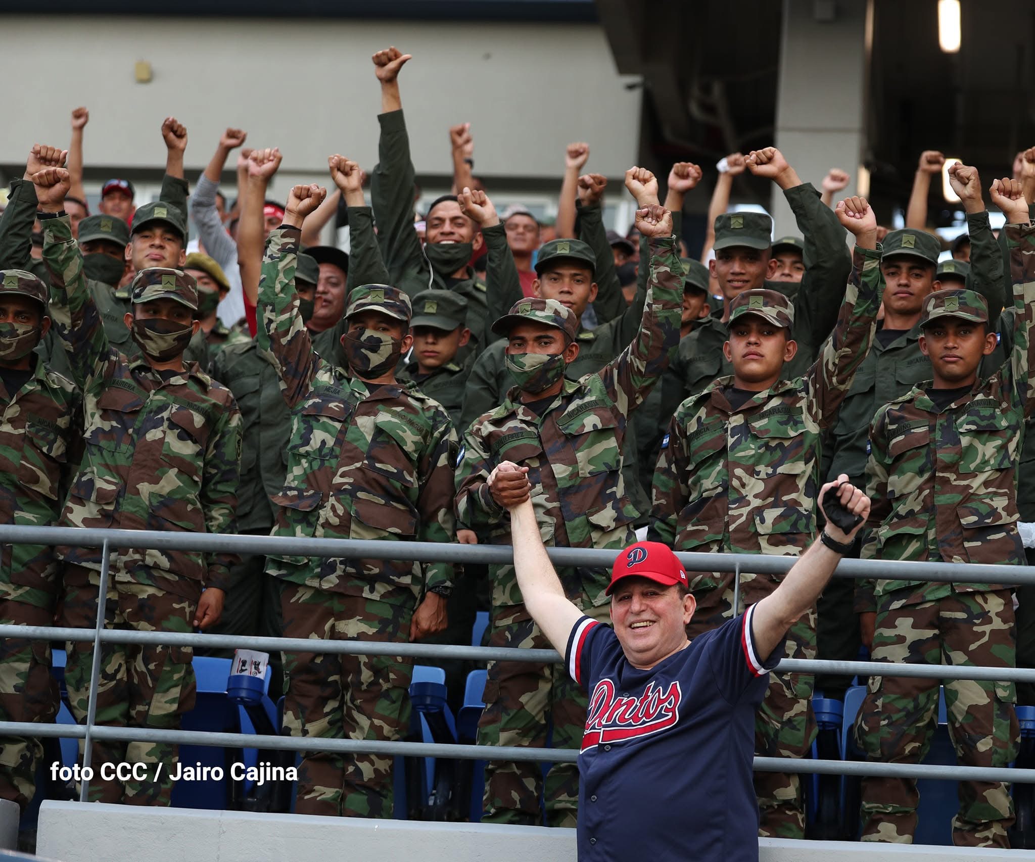 Julio César Avilés Castillo, jefe de las fuerzas armadas, en un partido de béisbol de “Los Dantos”, empresa deportiva del Ejército. Foto | Prensa oficialista.