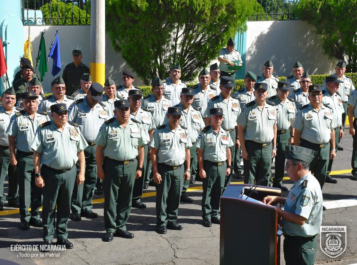 Santos Uriel Treminio Ruiz en la tribuna dando un discurso con altos mandos militares. Foto | Ejército de Nicaragua.