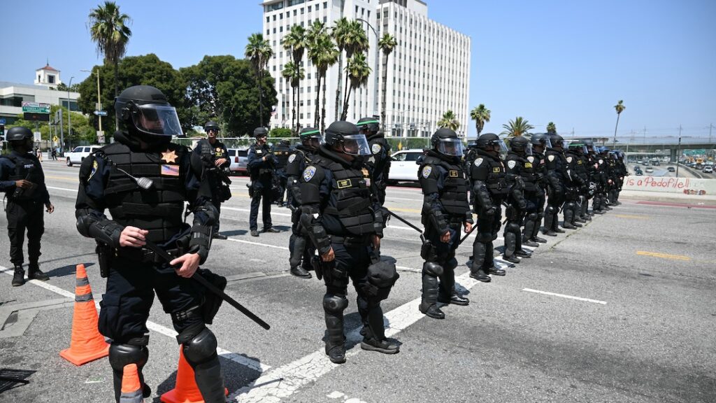 EEUU desplegará a 700 militares de los Marines en Los Ángeles ...